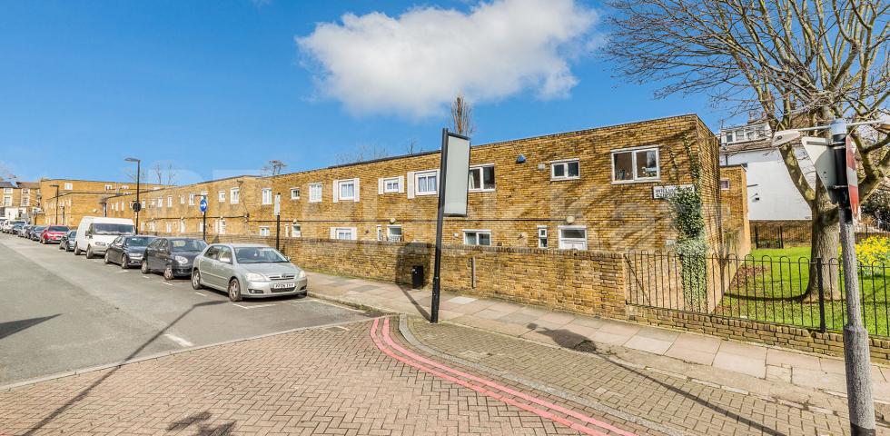 Four double bedrooms large lounge modern kitchen - mins to tube & shops. Williamson Street, Holloway